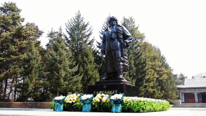 吉林省通化市杨靖宇烈士陵园内杨靖宇将军的戎装铜像。（记者周万鹏 摄）