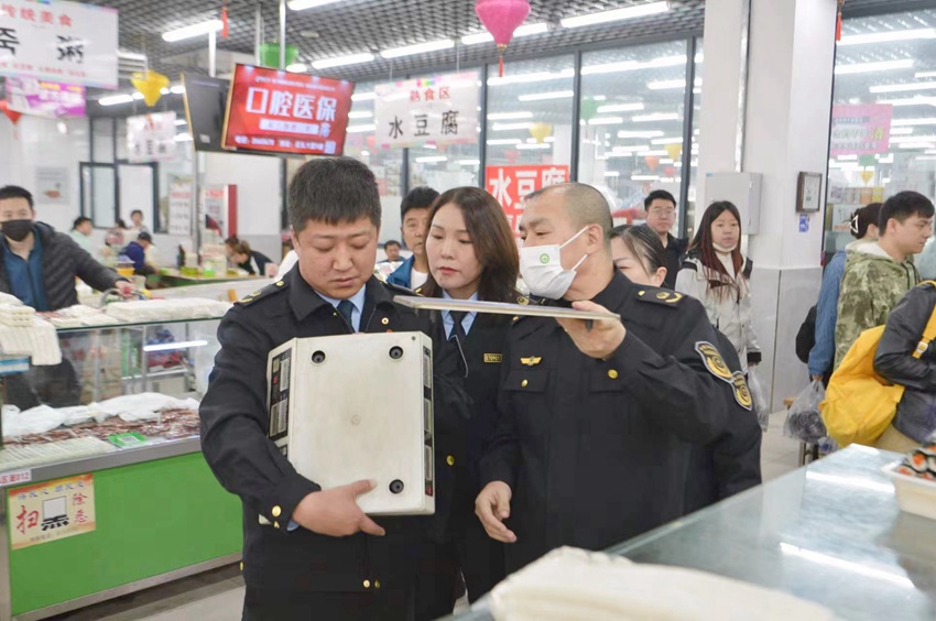 执法人员检查电子秤