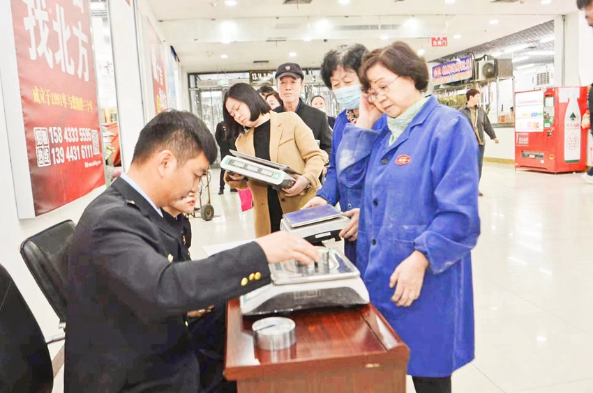 执法人员检查电子秤