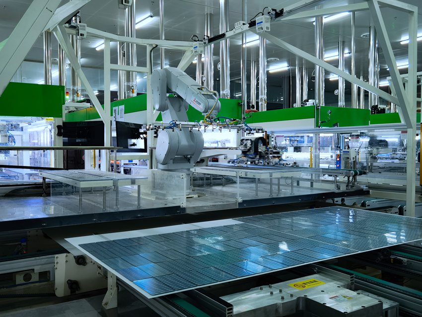松原市新能光伏科技有限公司光伏组件生产线。（受访者供图）