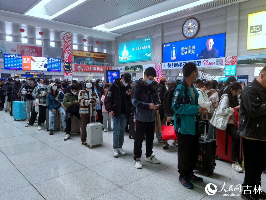 4月29日，長春站內旅客有序排隊等候檢票進站。人民網 馬俊華攝