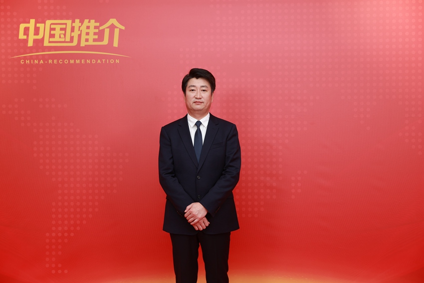 吴贤哲走进《中国推介》录播间（李军广  摄）