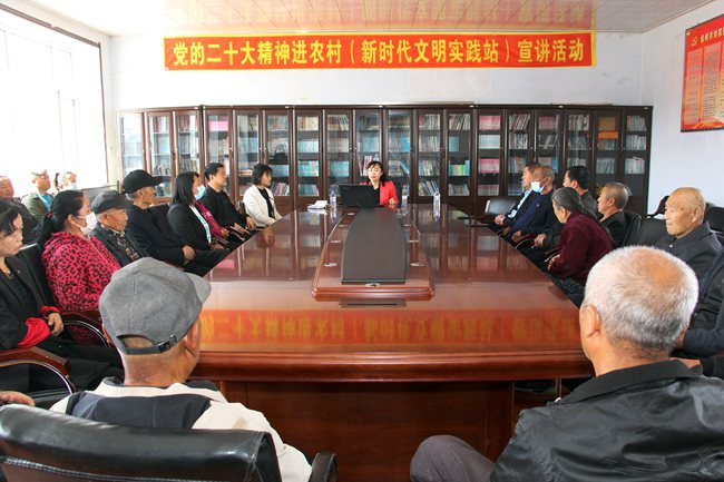 （市委党校科技教育经济管理教研室主任、市委党的创新理论宣讲团成员赵淑芬在刘家镇刘家村宣讲党的二十大精神）
