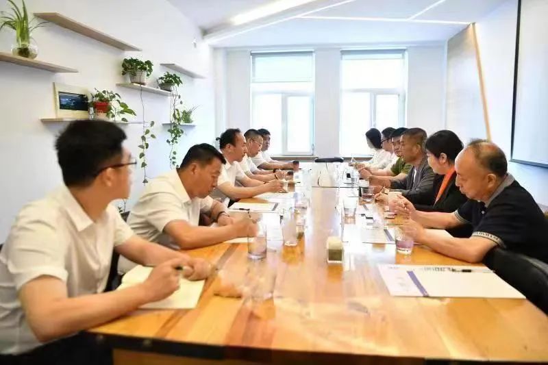 万春江与摆渡创新工场集团有限公司相关人员座谈交流