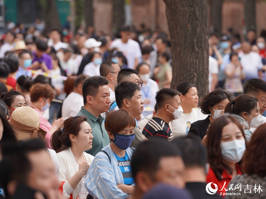 6月7日，在长春市第二中学考点，高考考生家长等候在考场外。。人民网记者 李洋摄