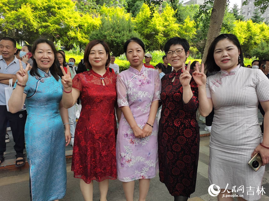 6月7日，在吉林长春高考考场外，妈妈们身穿旗袍祝孩子们“旗开得胜”！人民网记者 王帝元摄