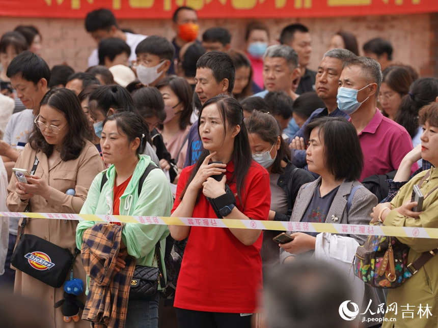 6月7日，在长春市第二中学考点，高考考生家长在考场外等候。人民网记者 李洋摄