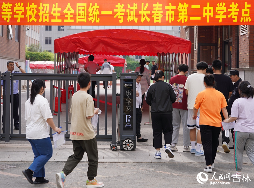 6月7日，在长春市第二中学考点，考生井然有序进入考场。人民网记者 李洋摄