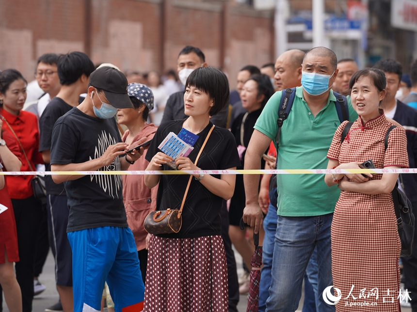 6月7日，在长春市第二中学考点，高考考生家长在考场外等候。人民网记者 李洋摄