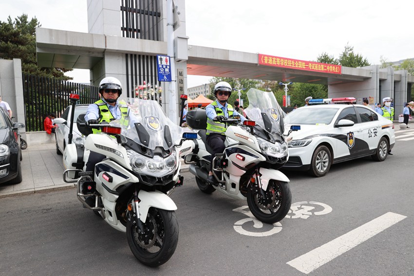 骑警在考点外待命应急（李军广 摄）