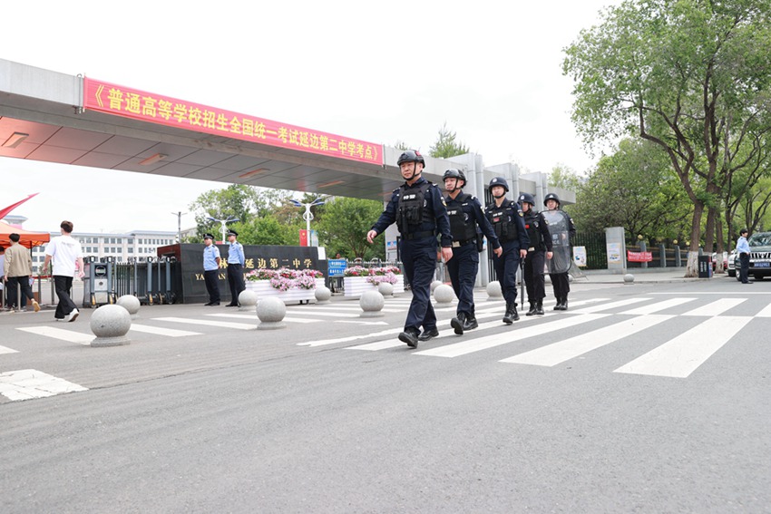延吉特巡警在延边二中考点外执勤（李军广 摄）