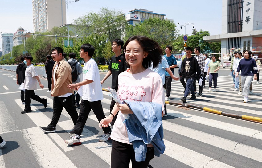 考生笑容满面走出考点（李军广 摄）