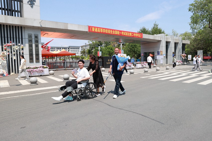 脚部受伤的考生走出考点（李军广 摄）
