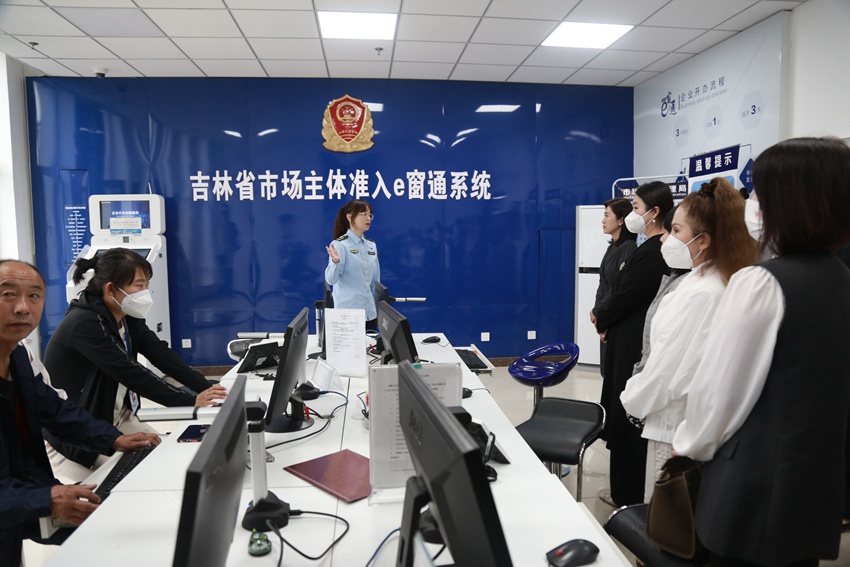 听取讲解（王晓彤 摄）
