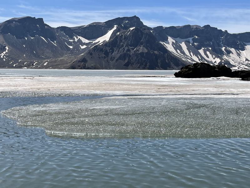长白山天池中逐步融化的浮冰（往年照片） 孟凡迎/摄影