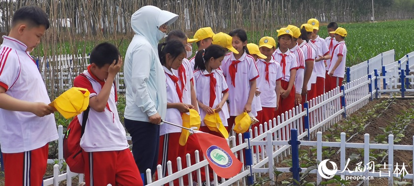 同学们走进农耕产学研基地。