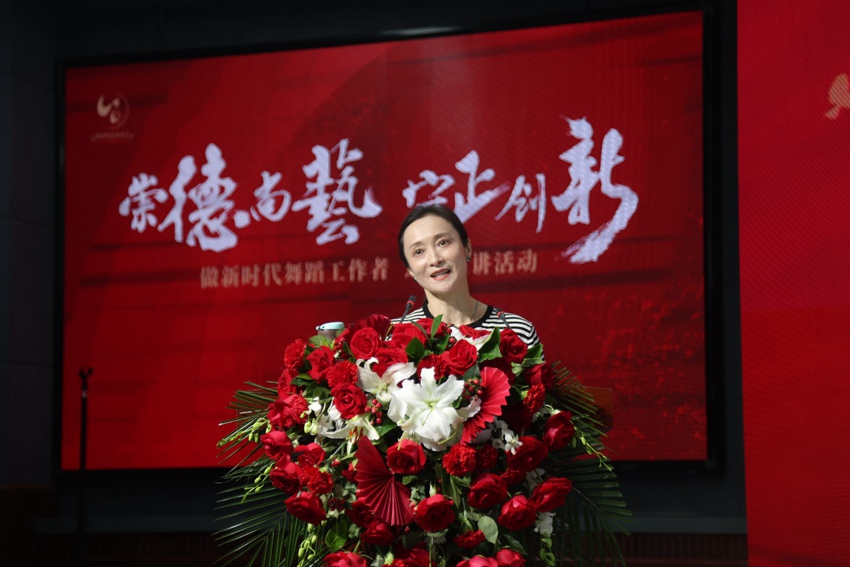 山翀为大家作题为《以文艺之光 铸时代之魂》的宣讲
