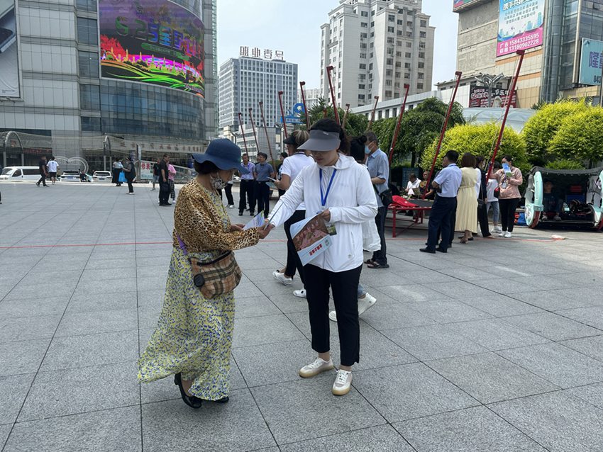 发放宣传单（金玲慧 摄）
