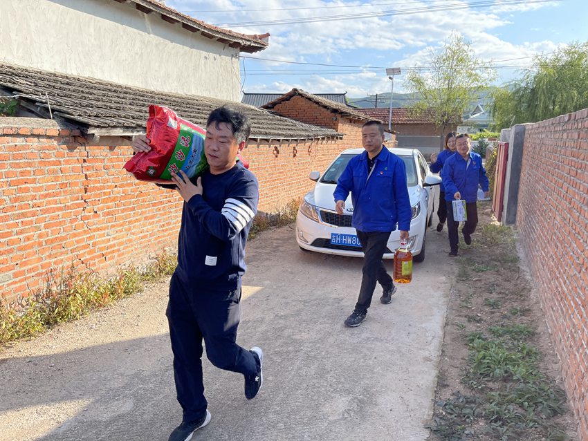 乡村振兴战略驻村_乡村振兴靠队伍_争当乡村振兴的主力军