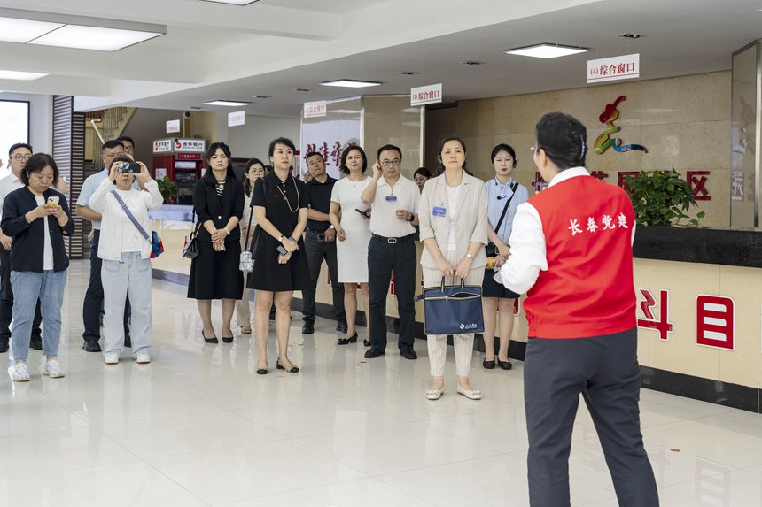 与会代表参观调研长春市党建引领基层治理典型示范点位。郭肃柠摄
