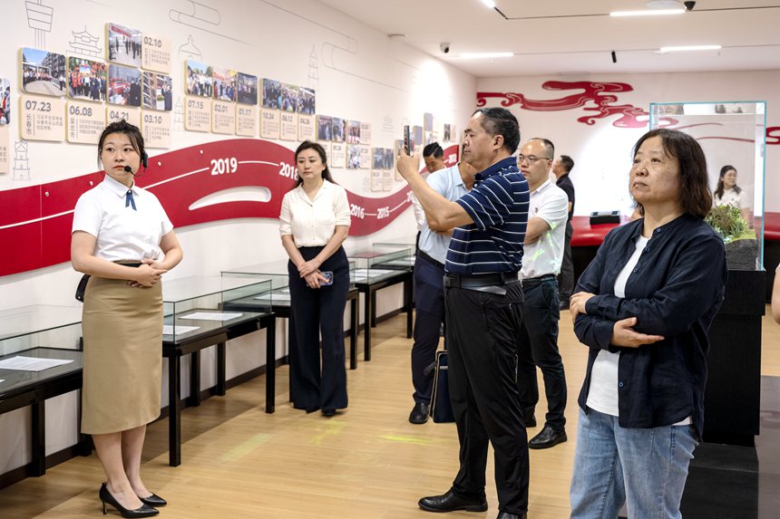 与会代表参观调研长春市党建引领基层治理典型示范点位。郭肃柠摄