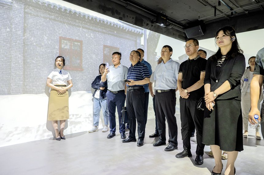 与会代表参观调研长春市党建引领基层治理典型示范点位。郭肃柠摄