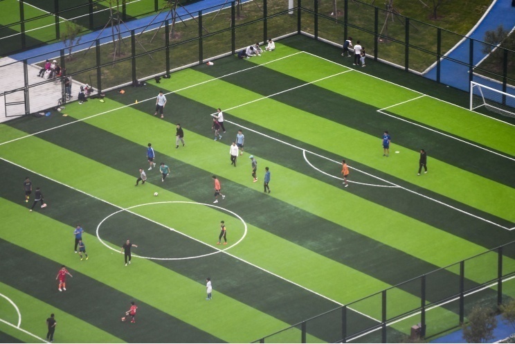 在延吉市阿里郎足球公园 市民在球场踢球 新华社记者 许畅摄