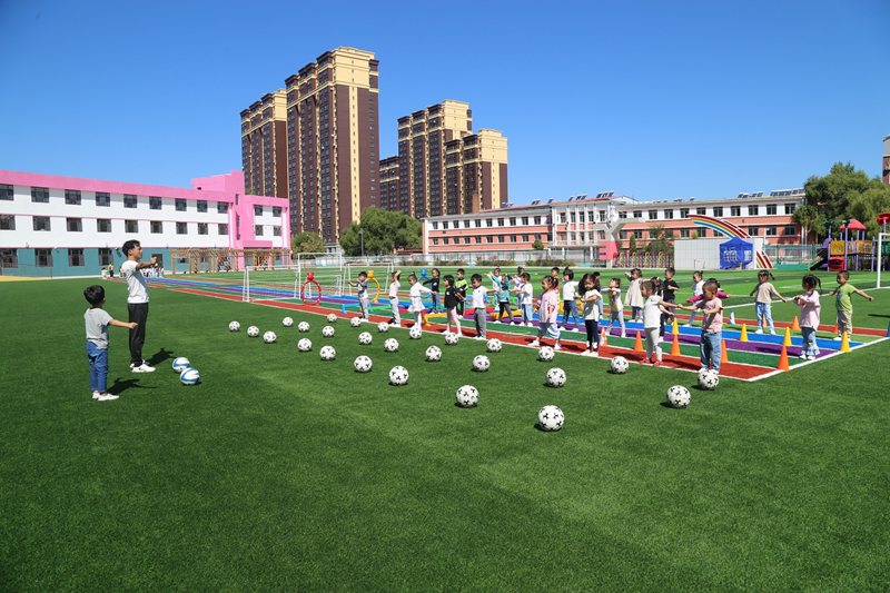 汪清縣第三小學體育教師正在教授足球基本技能