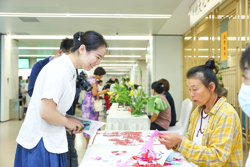 现场刀刻画技艺吸引市民驻足欣赏。（王振东 摄）