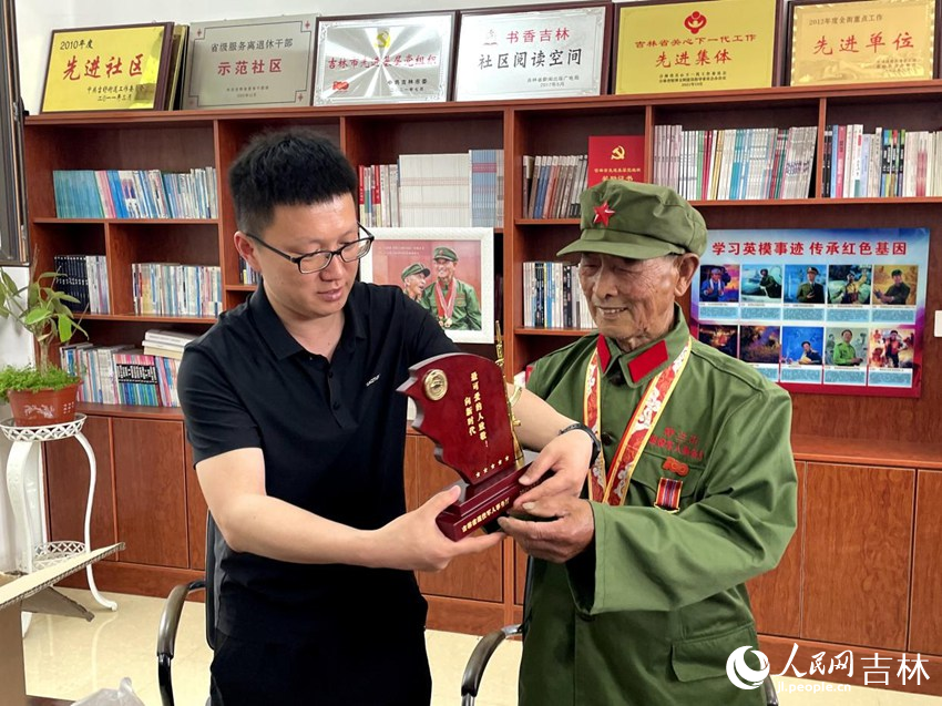 吉林省退役军人事务厅工作人员向老兵致敬。人民网记者 李思玥摄