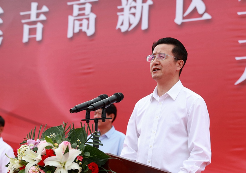 市委常务副书记薛志强宣布项目开工（李军广  摄）