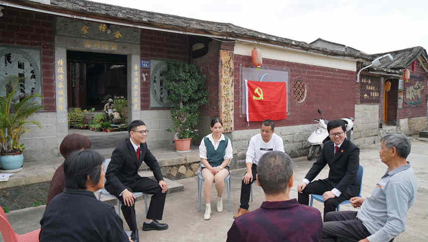 近邻法官为群众提供“家门口”诉讼服务。
