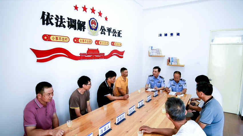在派出所建立“驻所人民调解室”。