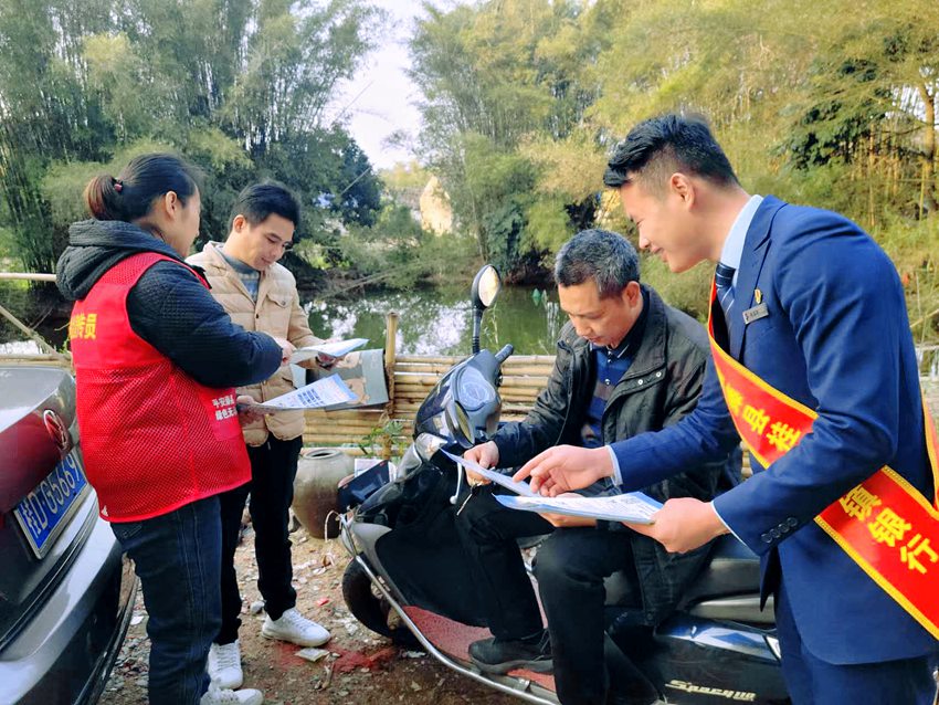 工作人员向村民群众宣传贯彻党的二十大精神。