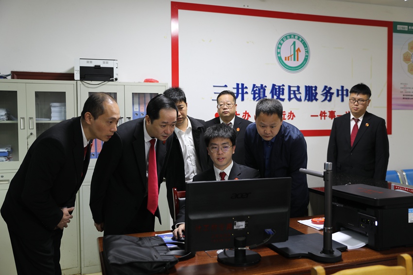 组织干警前往乡镇开展“人民法院调解平台”技术指导工作。