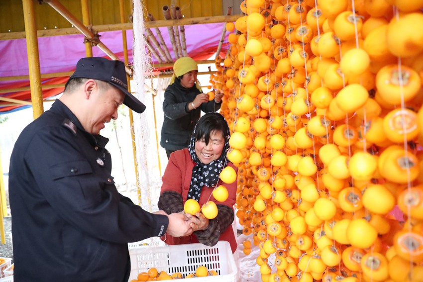 南鲁山派出所民警与群众交流，摸排辖区风险隐患。