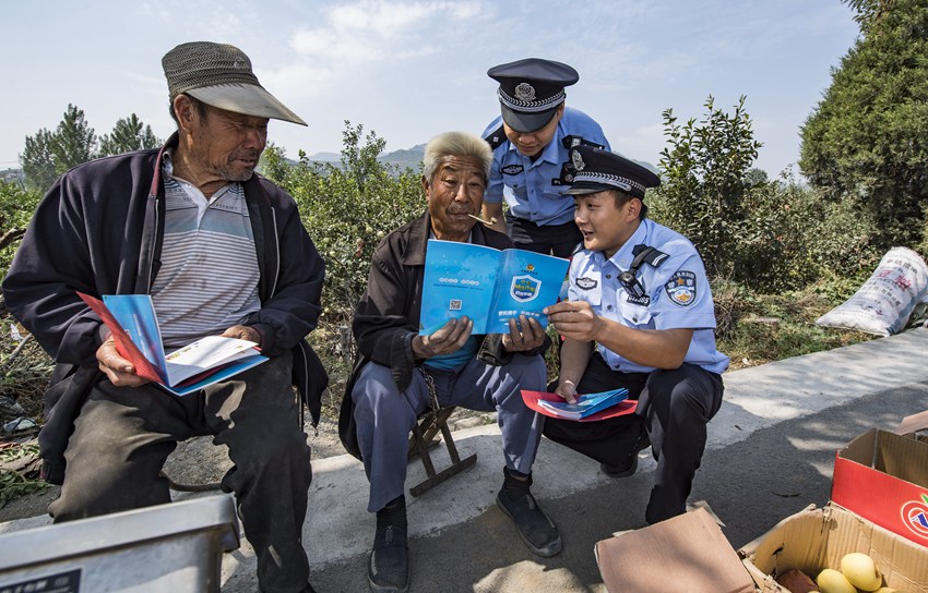 张家坡派出所民警到辖区开展风险隐患排查治理宣传。