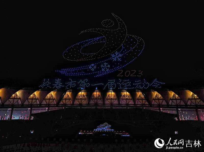 长春市第一届运动会开幕式无人机表演。人民网记者 李洋摄