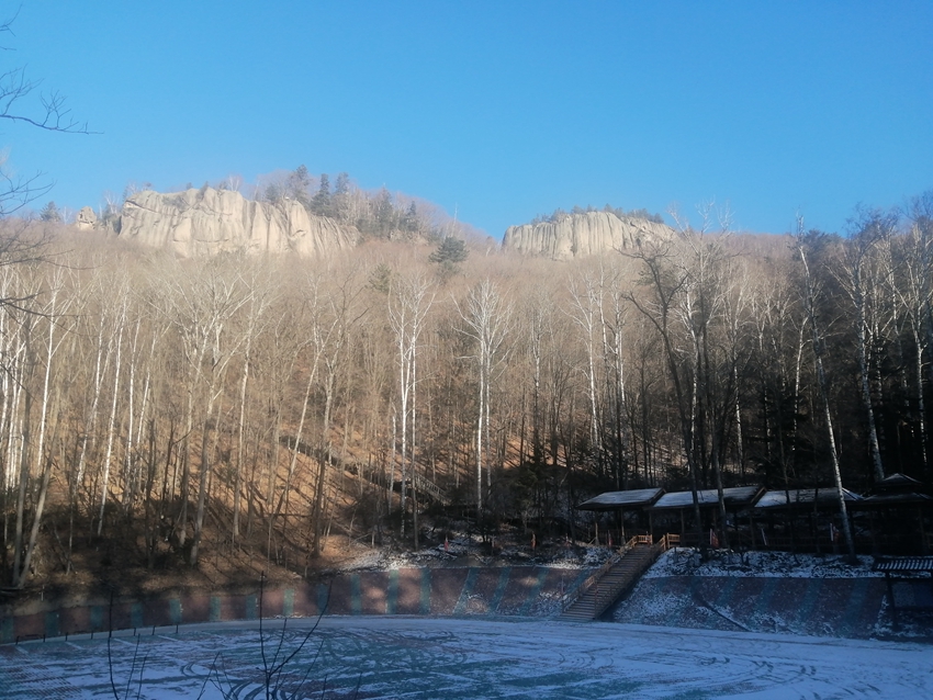 冬季的红石峰被雪花点缀的银装素裹，纯净圣洁。（资料图片。长白山红石峰景区供图）