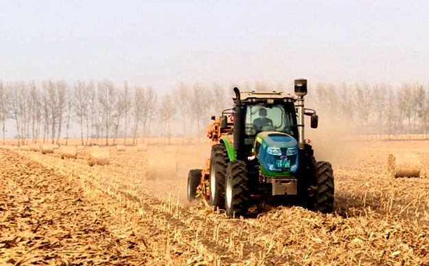  Daqingzui Town actively promotes the work of straw packing and leaving the field