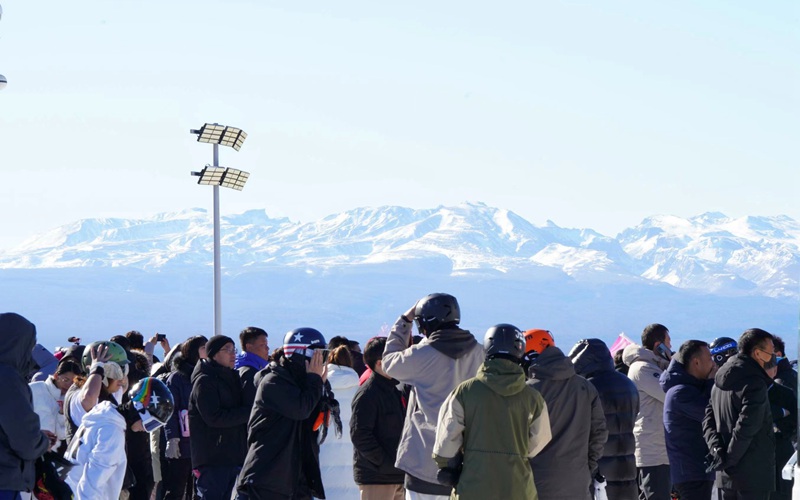 长白山两大雪场同日“开板” 邀约四海宾朋畅滑粉雪