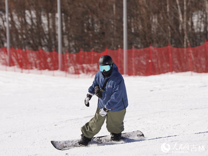 滑雪爱好者在和平滑雪场畅滑粉雪。人民网记者 李洋摄