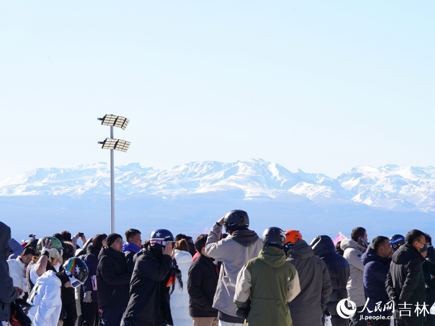 游客在和平滑雪场远眺长白山。人民网记者 李洋摄