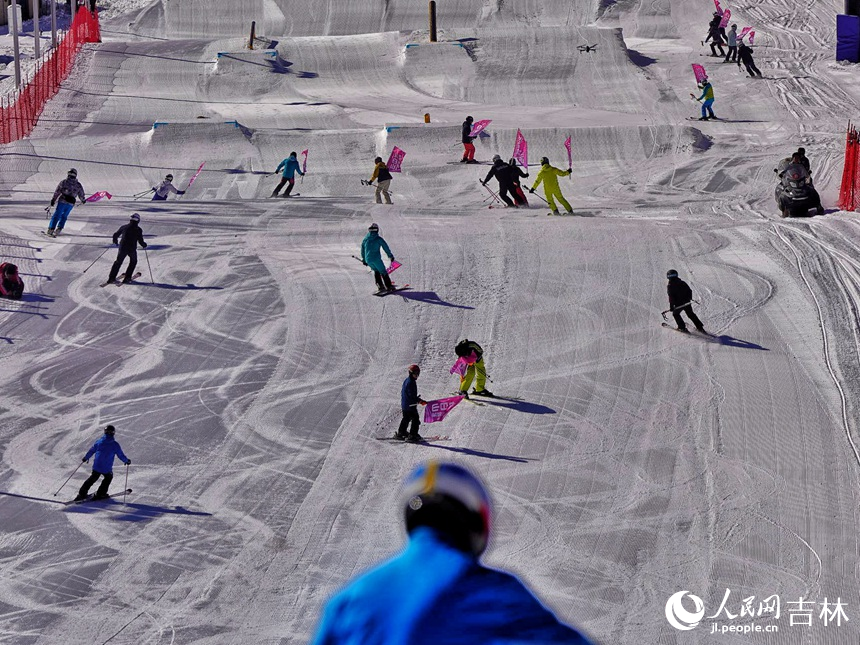 “開板”當天，滑雪愛好者在和平滑雪場暢滑粉雪。人民網記者 李洋攝