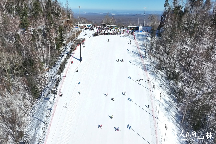 滑雪爱好者在和平滑雪场畅滑粉雪。人民网记者 李成伟摄