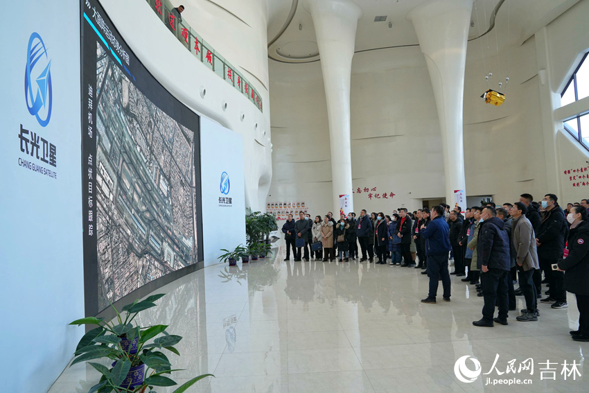 11月30日，參會嘉賓在長光衛星技術股份有限公司觀摩。人民網記者 李洋攝