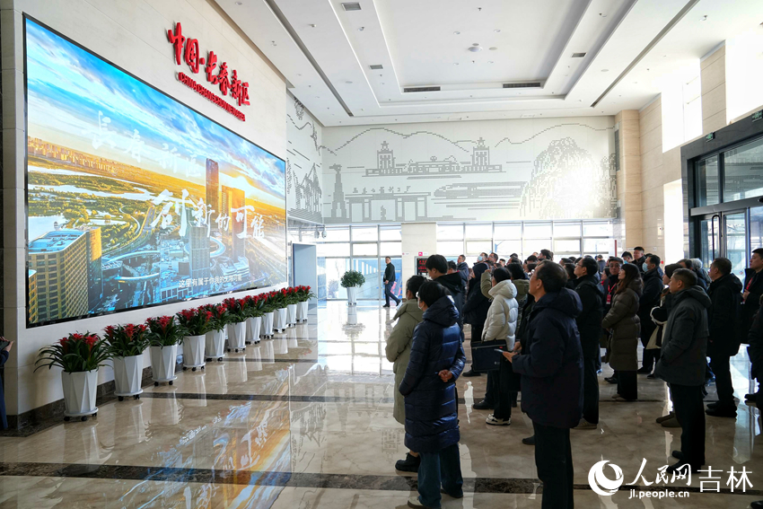 11月30日，参会嘉宾在长春新区规划展览馆观摩。人民网记者 李洋摄
