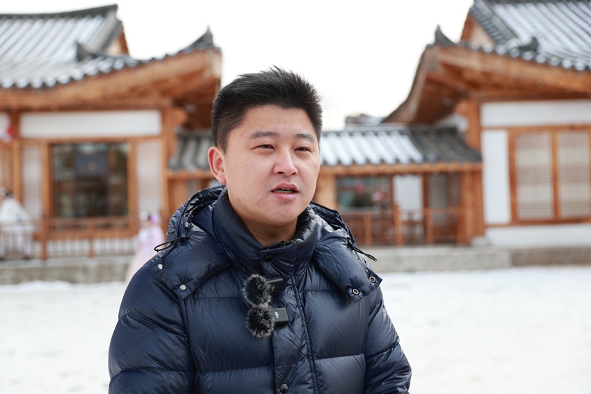 园区负责人介绍冬季旅游情况。李军广 摄