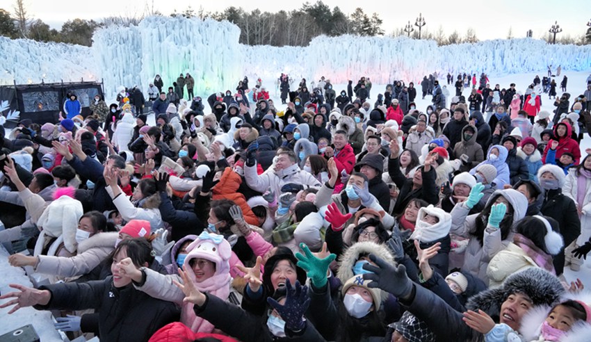 长白山粉雪节开幕上，游客互动环节。人民网记者 李洋摄
