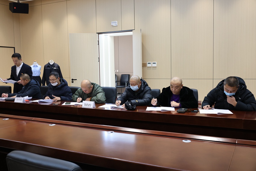 签约。金玲慧 摄